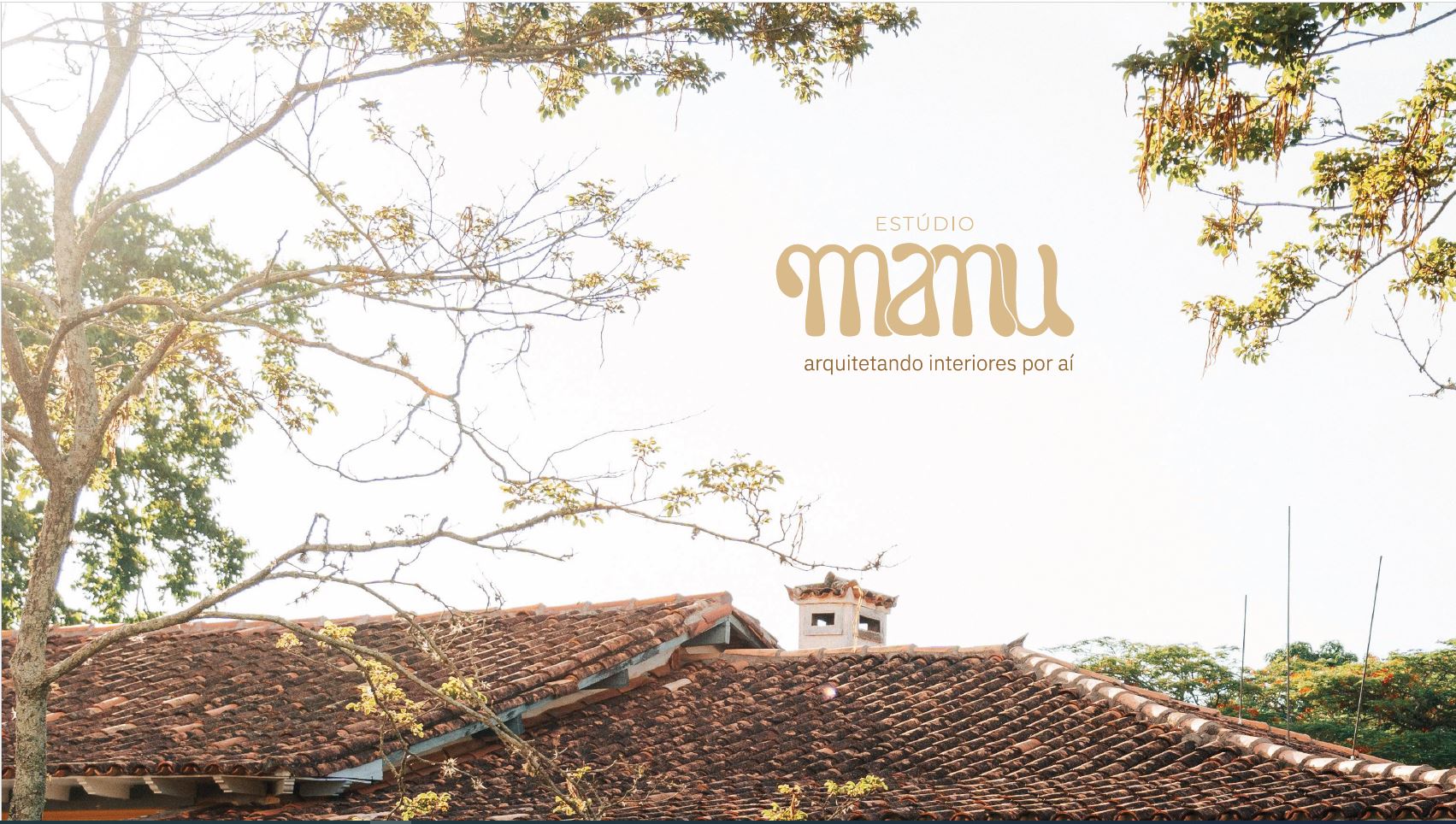 Telhado de telha colonial entre árvores, Tiradentes, com a marca Estúdio Manu